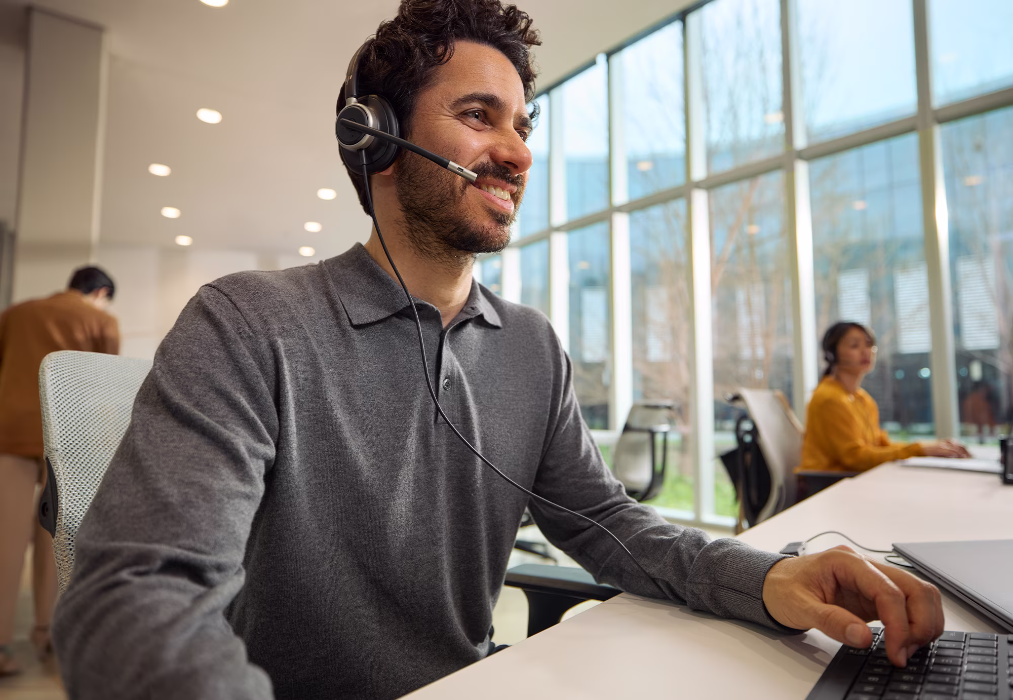 HP Poly Mission 615 Monaural USB-C/A Headset mit Kunstlederpolster mit USB-C auf USB-A Adapter